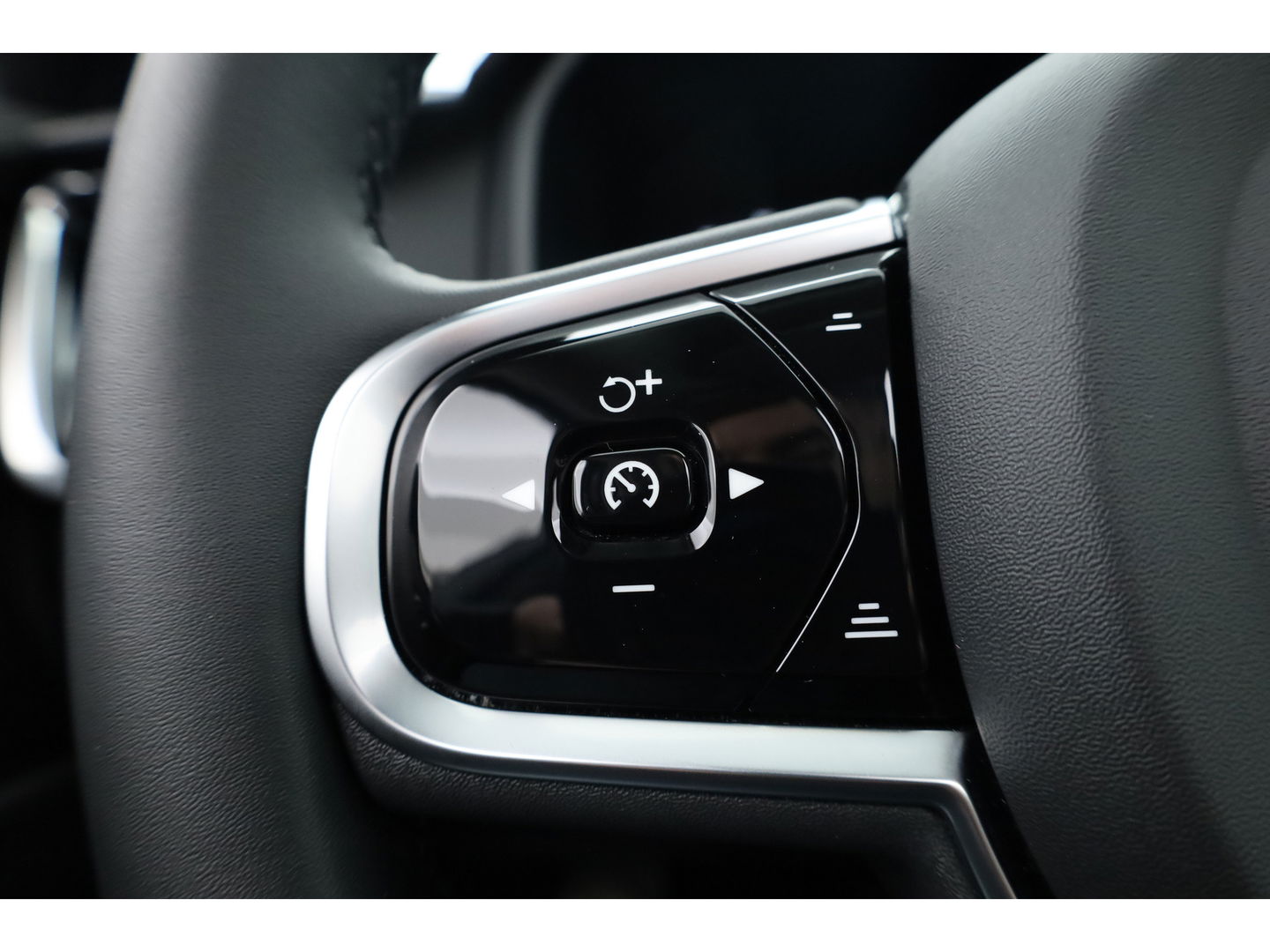 Volvo S90 2.0 T8 AWD Plus Dark | Luchtvering | Pano | Blis | ACC | Elek. stoel+mem. | Stuur- & 4x stoelverw. | H&K | 20" |