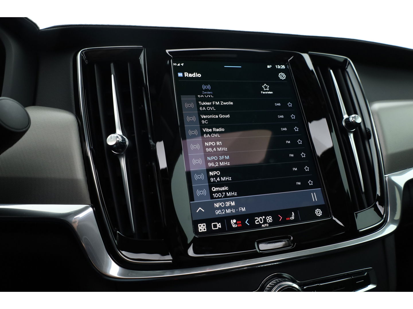 Volvo S90 2.0 T8 AWD Plus Dark | Luchtvering | Pano | Blis | ACC | Elek. stoel+mem. | Stuur- & 4x stoelverw. | H&K | 20" |