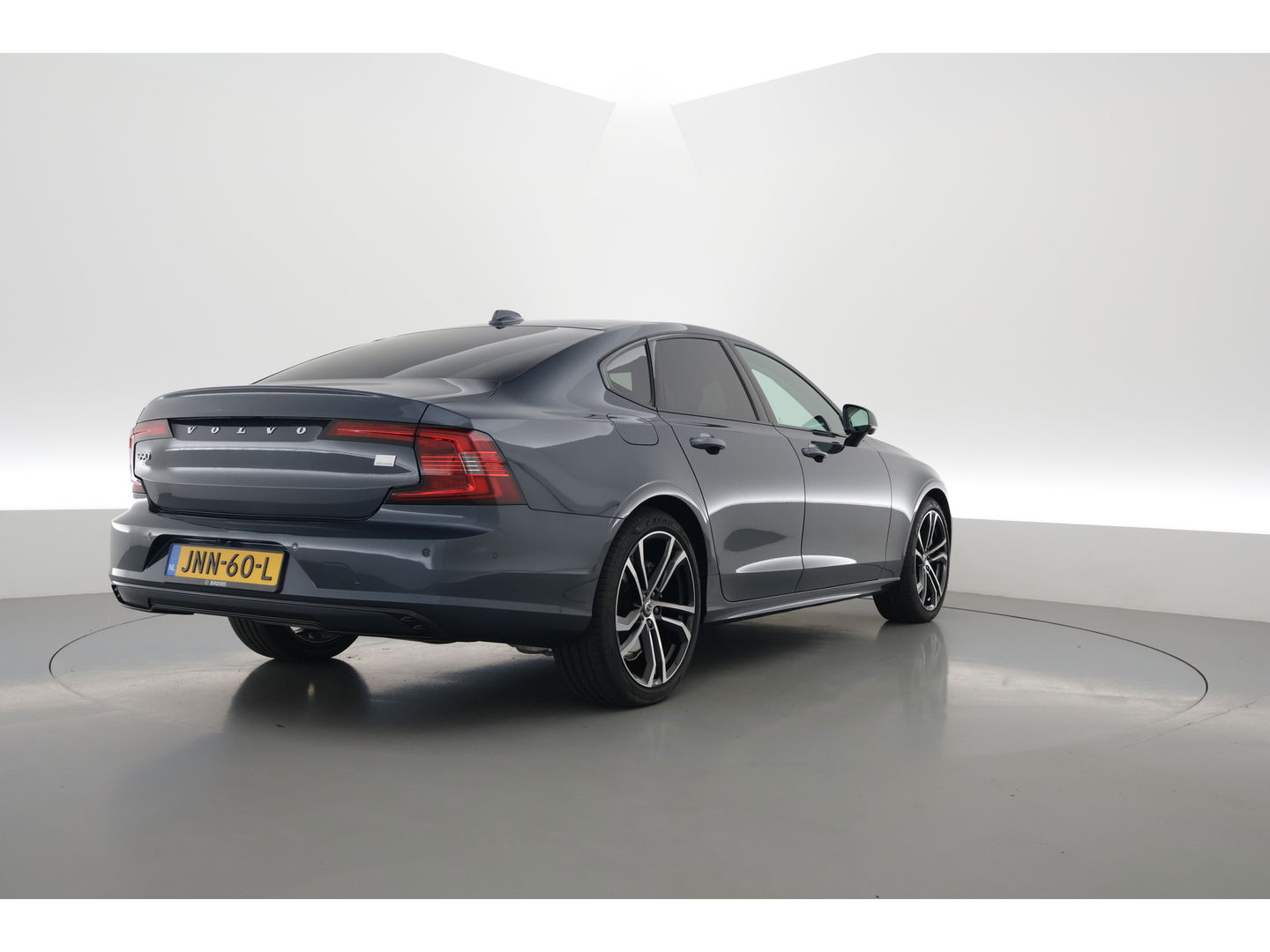 Volvo S90 2.0 T8 AWD Plus Dark | Luchtvering | Pano | Blis | ACC | Elek. stoel+mem. | Stuur- & 4x stoelverw. | H&K | 20" |