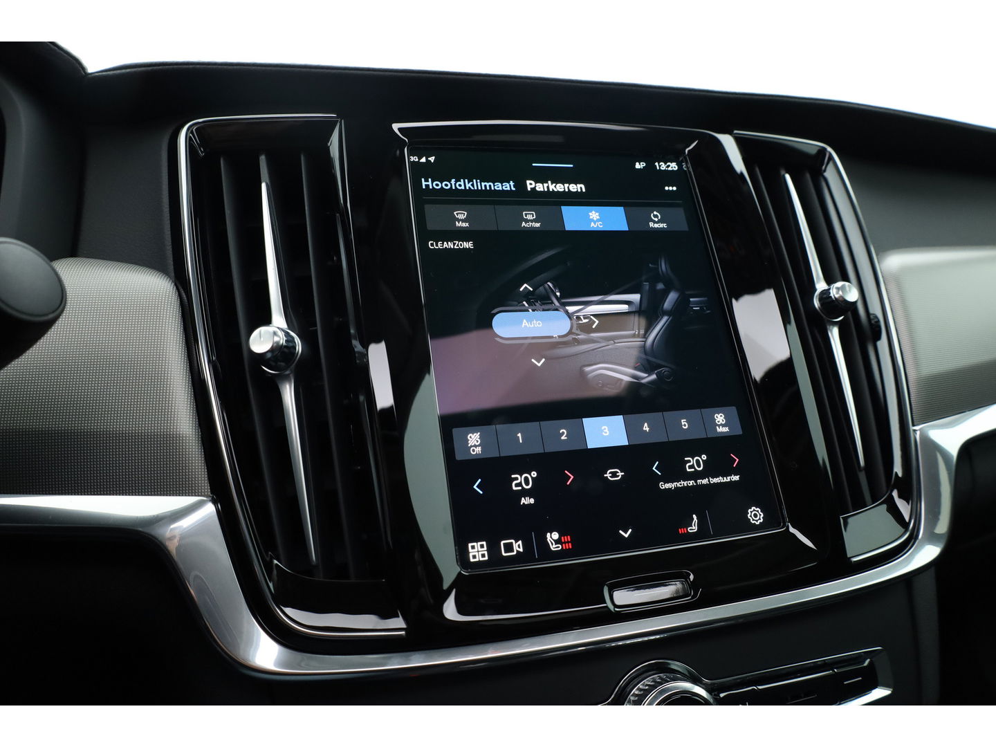 Volvo S90 2.0 T8 AWD Plus Dark | Luchtvering | Pano | Blis | ACC | Elek. stoel+mem. | Stuur- & 4x stoelverw. | H&K | 20" |