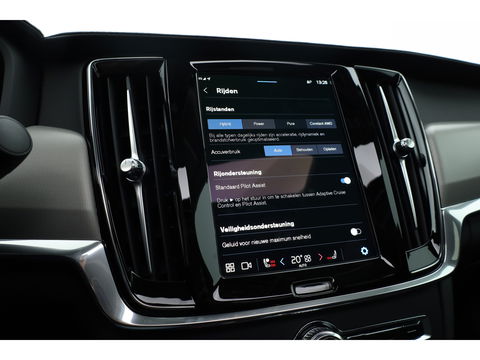 Volvo S90 2.0 T8 AWD Plus Dark | Luchtvering | Pano | Blis | ACC | Elek. stoel+mem. | Stuur- & 4x stoelverw. | H&K | 20" |