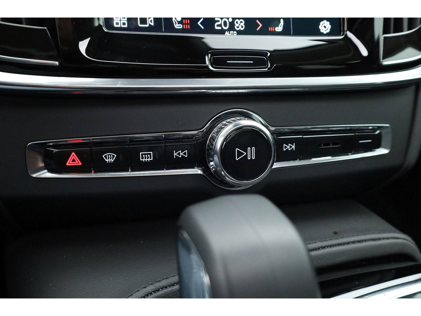 Volvo S90 2.0 T8 AWD Plus Dark | Luchtvering | Pano | Blis | ACC | Elek. stoel+mem. | Stuur- & 4x stoelverw. | H&K | 20" |