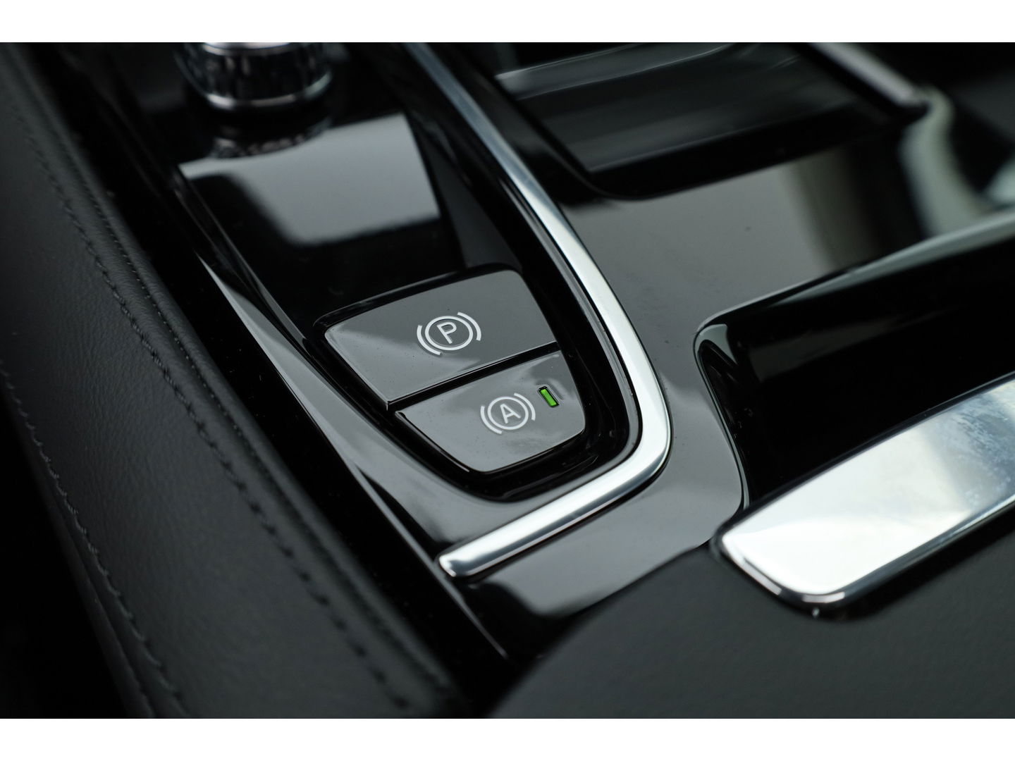 Volvo S90 2.0 T8 AWD Plus Dark | Luchtvering | Pano | Blis | ACC | Elek. stoel+mem. | Stuur- & 4x stoelverw. | H&K | 20" |