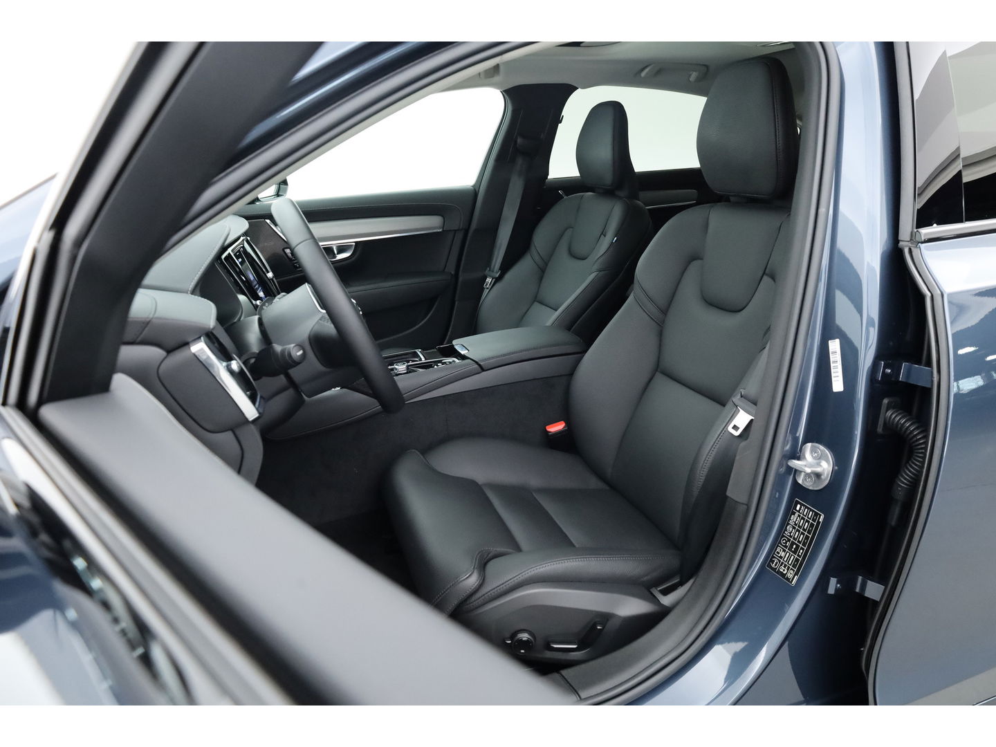 Volvo S90 2.0 T8 AWD Plus Dark | Luchtvering | Pano | Blis | ACC | Elek. stoel+mem. | Stuur- & 4x stoelverw. | H&K | 20" |