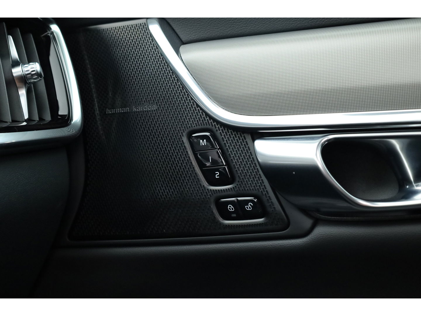 Volvo S90 2.0 T8 AWD Plus Dark | Luchtvering | Pano | Blis | ACC | Elek. stoel+mem. | Stuur- & 4x stoelverw. | H&K | 20" |