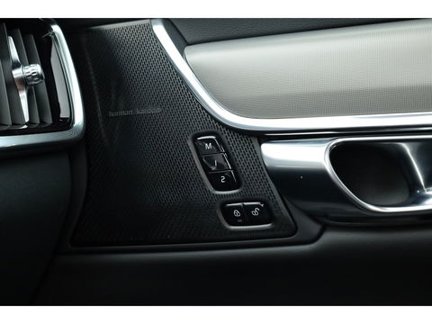 Volvo S90 2.0 T8 AWD Plus Dark | Luchtvering | Pano | Blis | ACC | Elek. stoel+mem. | Stuur- & 4x stoelverw. | H&K | 20" |