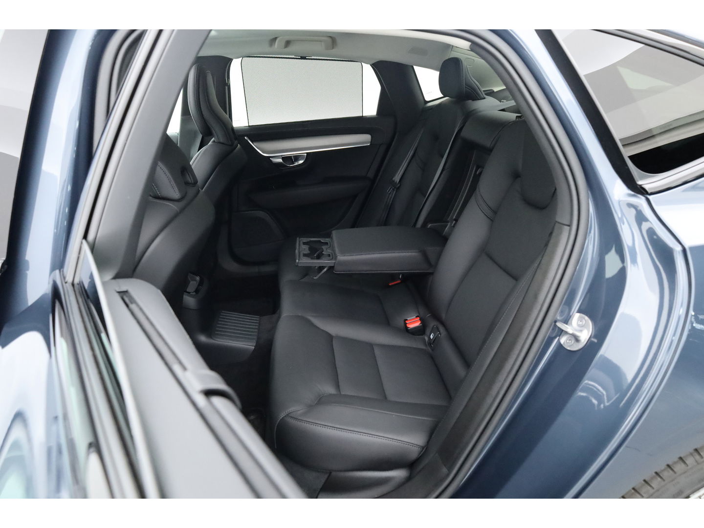 Volvo S90 2.0 T8 AWD Plus Dark | Luchtvering | Pano | Blis | ACC | Elek. stoel+mem. | Stuur- & 4x stoelverw. | H&K | 20" |