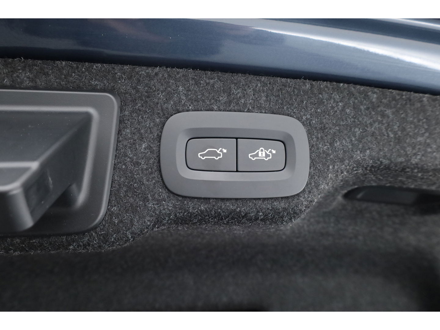 Volvo S90 2.0 T8 AWD Plus Dark | Luchtvering | Pano | Blis | ACC | Elek. stoel+mem. | Stuur- & 4x stoelverw. | H&K | 20" |