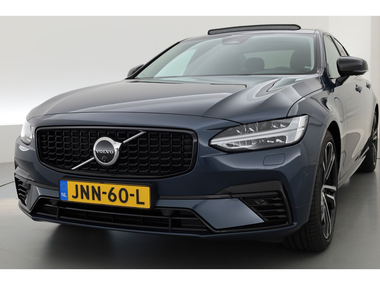 Volvo S90 2.0 T8 AWD Plus Dark | Luchtvering | Pano | Blis | ACC | Elek. stoel+mem. | Stuur- & 4x stoelverw. | H&K | 20" |