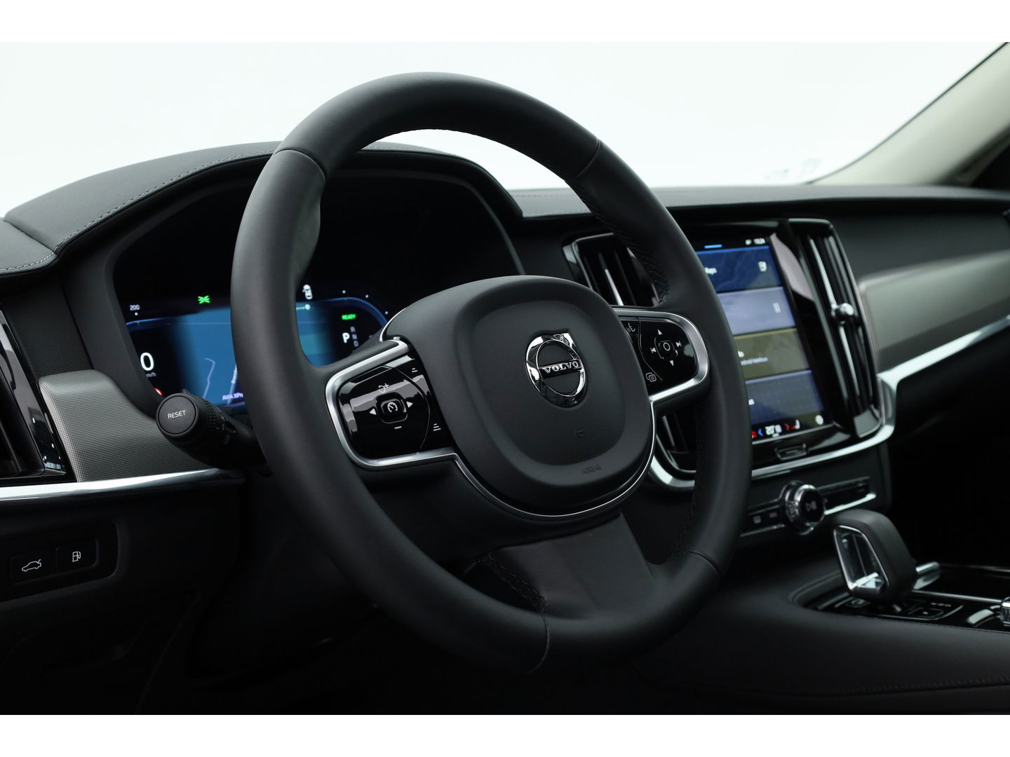 Volvo S90 2.0 T8 AWD Plus Dark | Luchtvering | Pano | Blis | ACC | Elek. stoel+mem. | Stuur- & 4x stoelverw. | H&K | 20" |