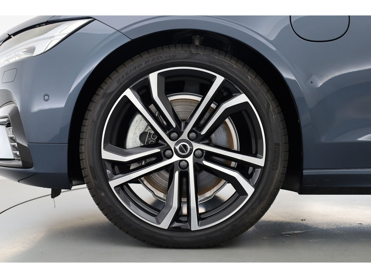 Volvo S90 2.0 T8 AWD Plus Dark | Luchtvering | Pano | Blis | ACC | Elek. stoel+mem. | Stuur- & 4x stoelverw. | H&K | 20" |