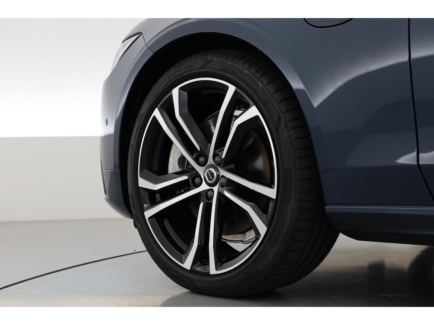 Volvo S90 2.0 T8 AWD Plus Dark | Luchtvering | Pano | Blis | ACC | Elek. stoel+mem. | Stuur- & 4x stoelverw. | H&K | 20" |