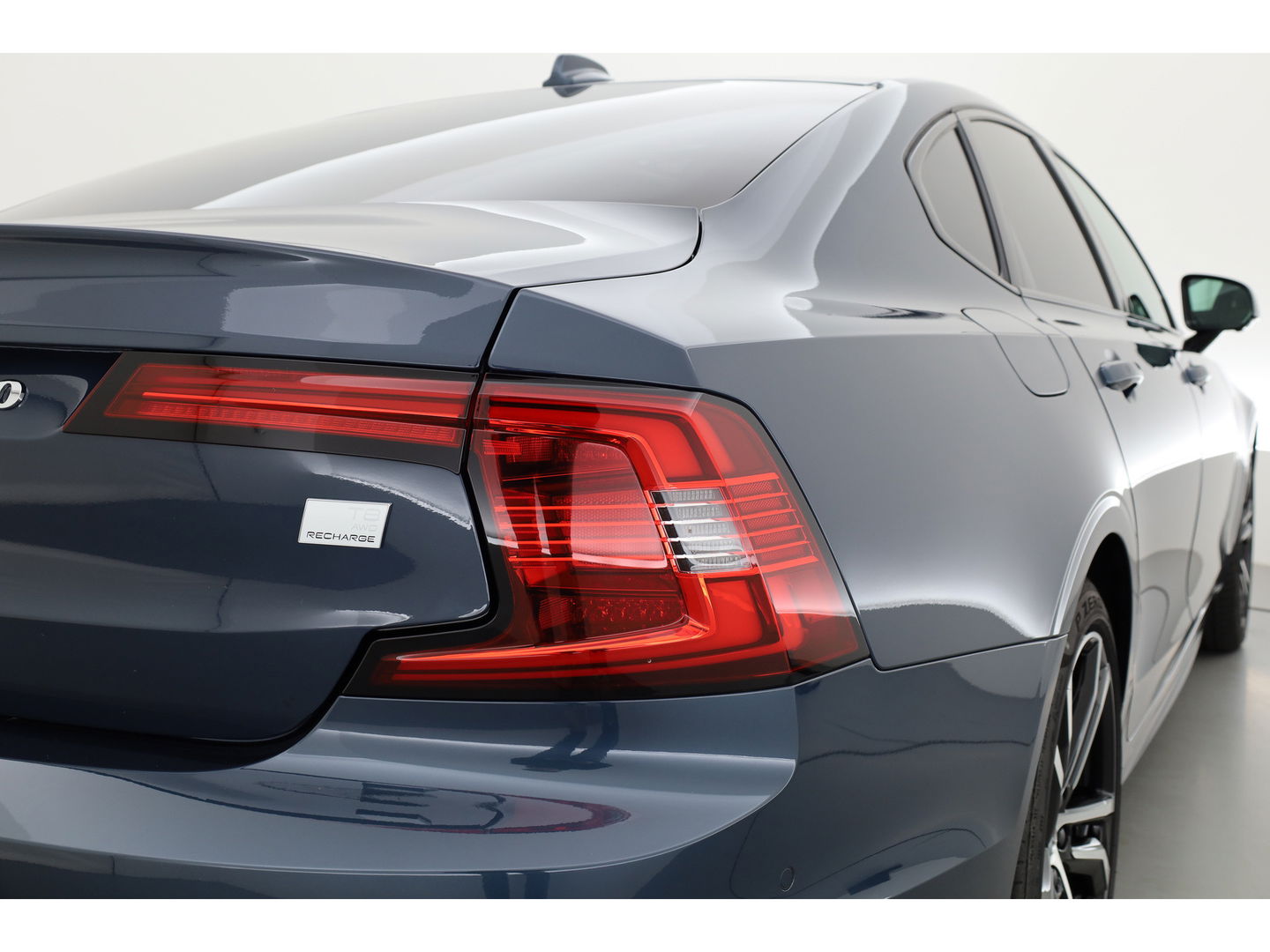 Volvo S90 2.0 T8 AWD Plus Dark | Luchtvering | Pano | Blis | ACC | Elek. stoel+mem. | Stuur- & 4x stoelverw. | H&K | 20" |