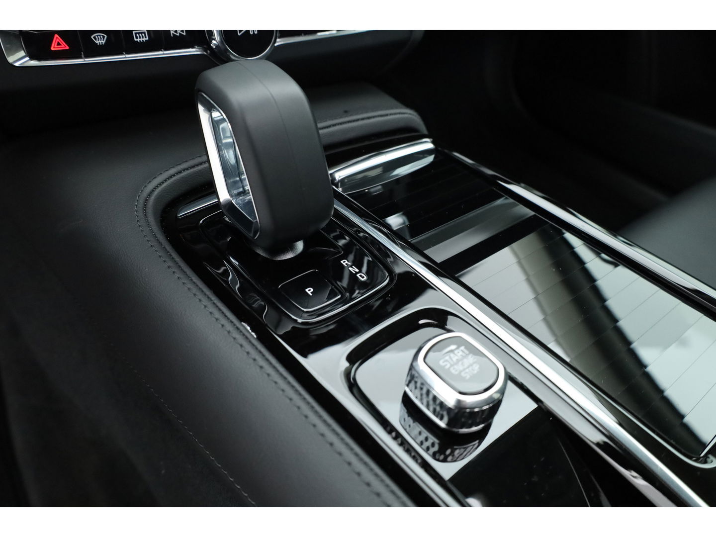 Volvo S90 2.0 T8 AWD Plus Dark | Luchtvering | Pano | Blis | ACC | Elek. stoel+mem. | Stuur- & 4x stoelverw. | H&K | 20" |