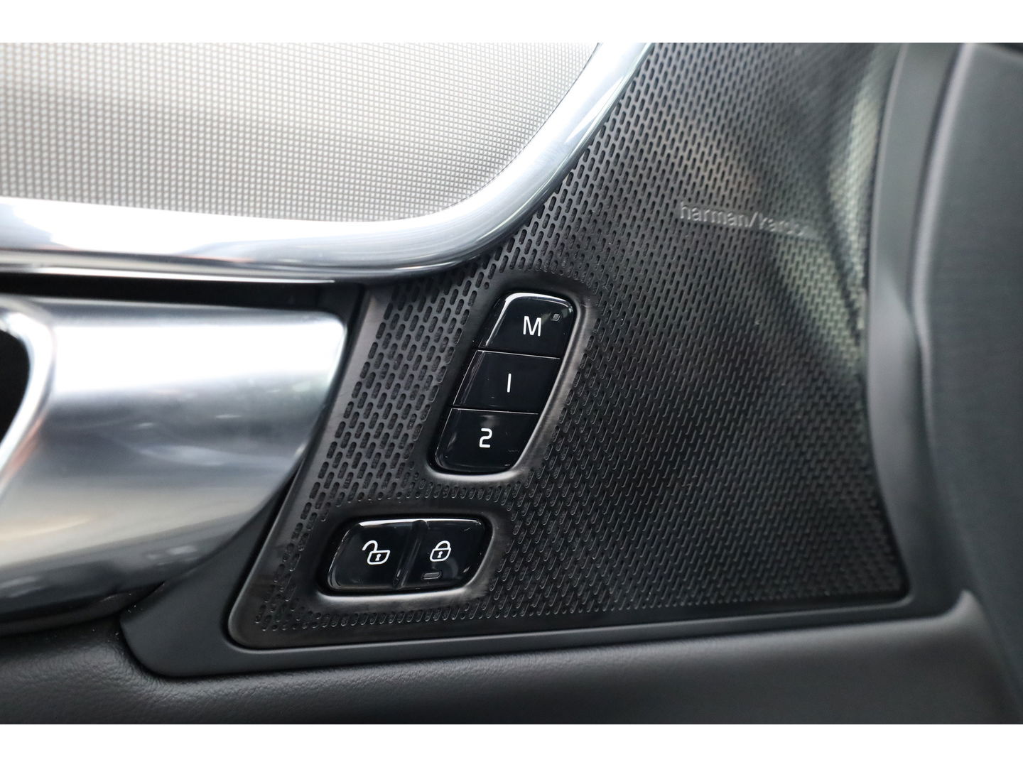 Volvo S90 2.0 T8 AWD Plus Dark | Luchtvering | Pano | Blis | ACC | Elek. stoel+mem. | Stuur- & 4x stoelverw. | H&K | 20" |