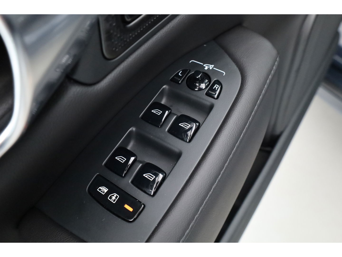 Volvo S90 2.0 T8 AWD Plus Dark | Luchtvering | Pano | Blis | ACC | Elek. stoel+mem. | Stuur- & 4x stoelverw. | H&K | 20" |