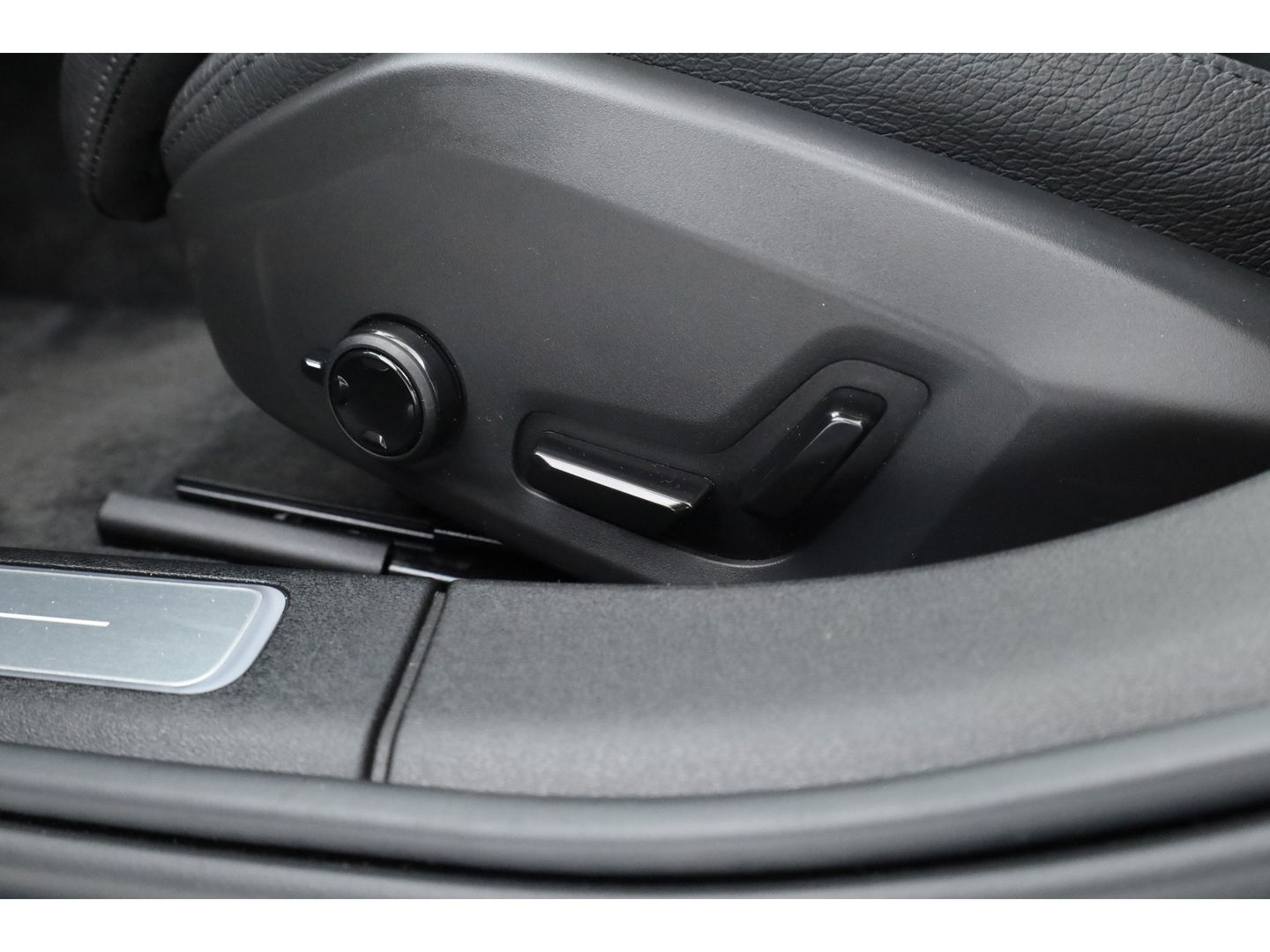 Volvo S90 2.0 T8 AWD Plus Dark | Luchtvering | Pano | Blis | ACC | Elek. stoel+mem. | Stuur- & 4x stoelverw. | H&K | 20" |