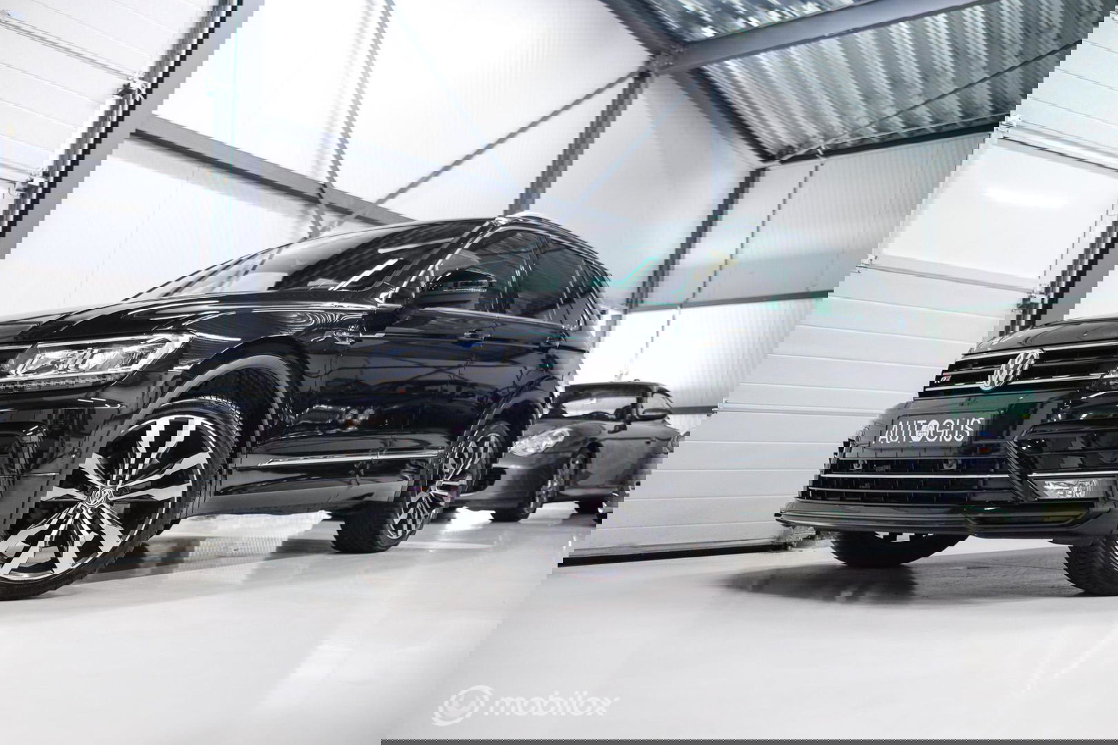 Volkswagen Tiguan 2.0 TSI 4Motion Highline Business R 230 pk | HUD | Panorama | Virtual cockpit | Trekhaak | Camera | Sportstoelen | Stoelverwarmi