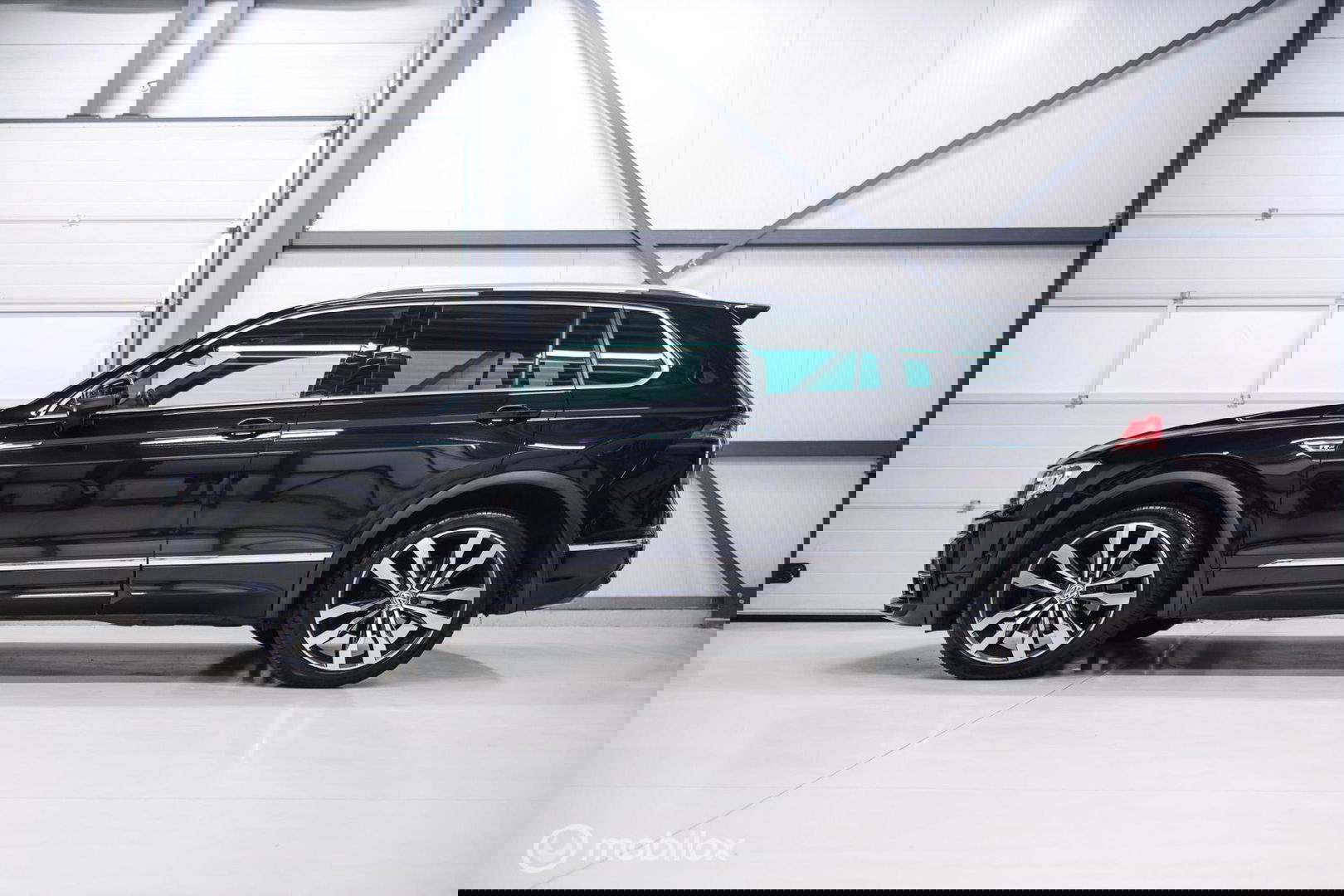 Volkswagen Tiguan 2.0 TSI 4Motion Highline Business R 230 pk | HUD | Panorama | Virtual cockpit | Trekhaak | Camera | Sportstoelen | Stoelverwarmi