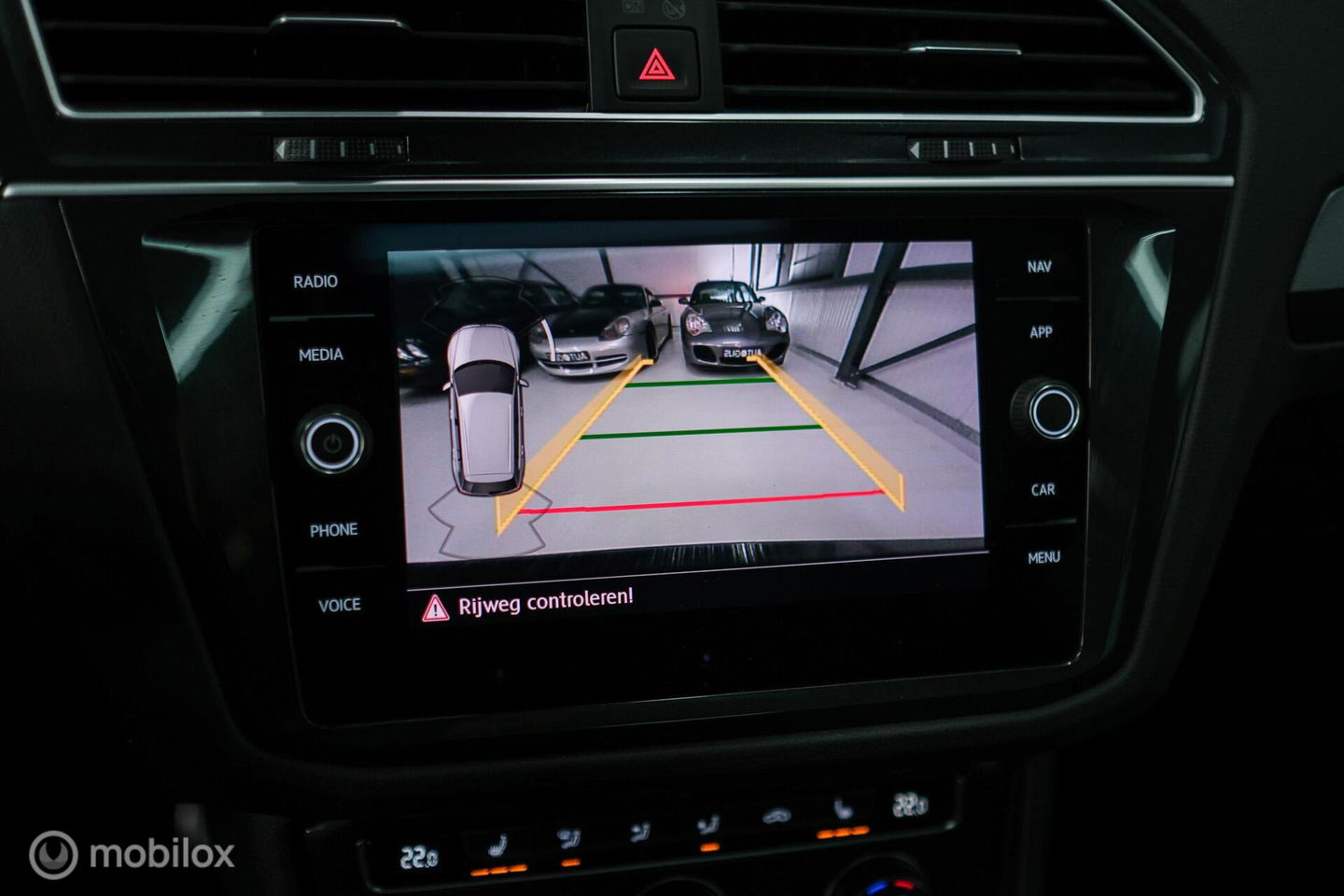 Volkswagen Tiguan 2.0 TSI 4Motion Highline Business R 230 pk | HUD | Panorama | Virtual cockpit | Trekhaak | Camera | Sportstoelen | Stoelverwarmi