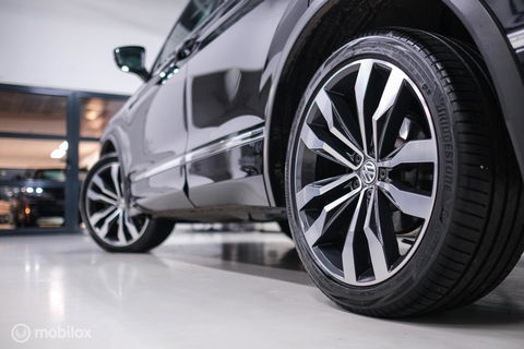 Volkswagen Tiguan 2.0 TSI 4Motion Highline Business R 230 pk | HUD | Panorama | Virtual cockpit | Trekhaak | Camera | Sportstoelen | Stoelverwarmi