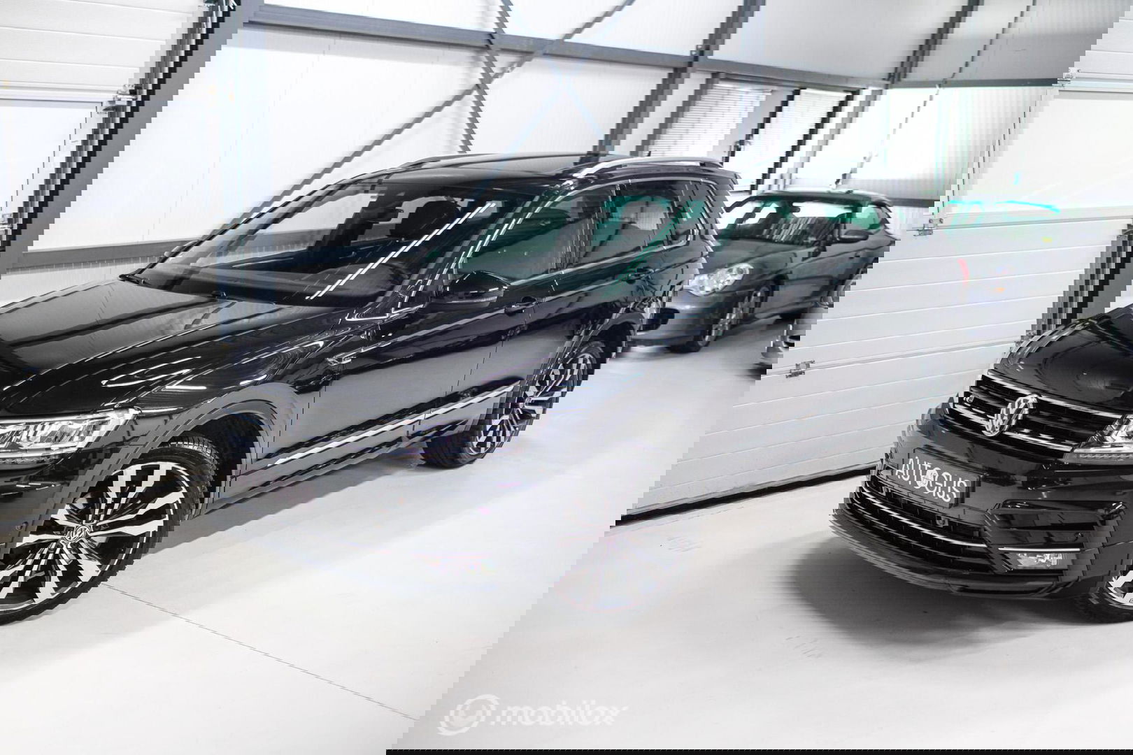 Volkswagen Tiguan 2.0 TSI 4Motion Highline Business R 230 pk | HUD | Panorama | Virtual cockpit | Trekhaak | Camera | Sportstoelen | Stoelverwarmi