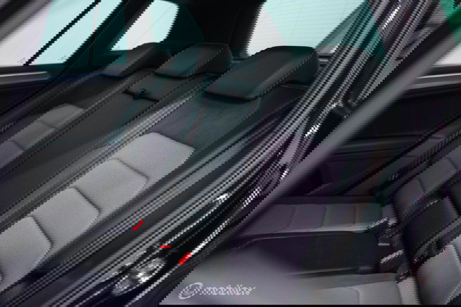 Volkswagen Tiguan 2.0 TSI 4Motion Highline Business R 230 pk | HUD | Panorama | Virtual cockpit | Trekhaak | Camera | Sportstoelen | Stoelverwarmi