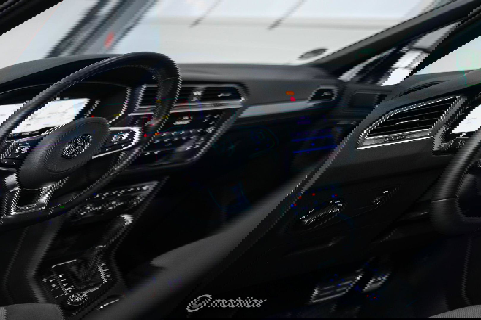 Volkswagen Tiguan 2.0 TSI 4Motion Highline Business R 230 pk | HUD | Panorama | Virtual cockpit | Trekhaak | Camera | Sportstoelen | Stoelverwarmi