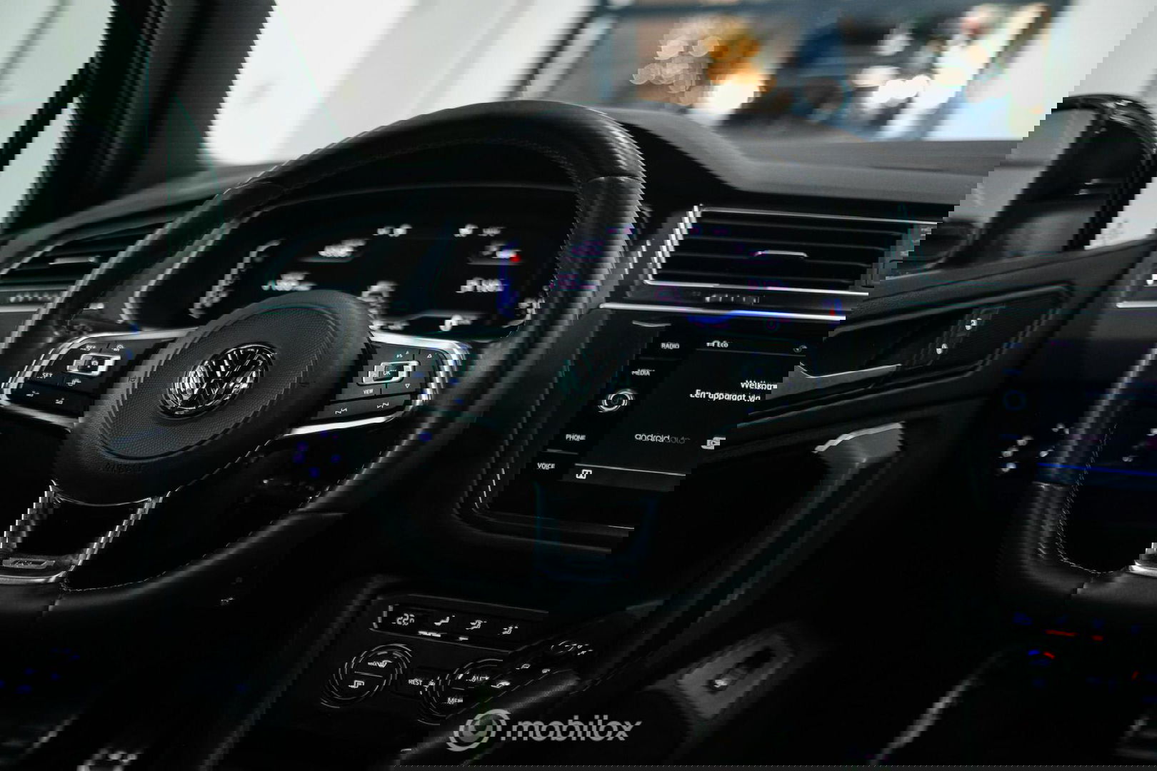 Volkswagen Tiguan 2.0 TSI 4Motion Highline Business R 230 pk | HUD | Panorama | Virtual cockpit | Trekhaak | Camera | Sportstoelen | Stoelverwarmi