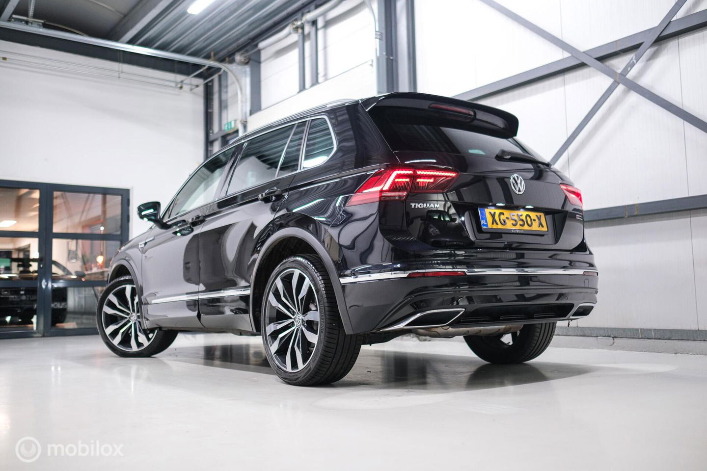 Volkswagen Tiguan 2.0 TSI 4Motion Highline Business R 230 pk | HUD | Panorama | Virtual cockpit | Trekhaak | Camera | Sportstoelen | Stoelverwarmi