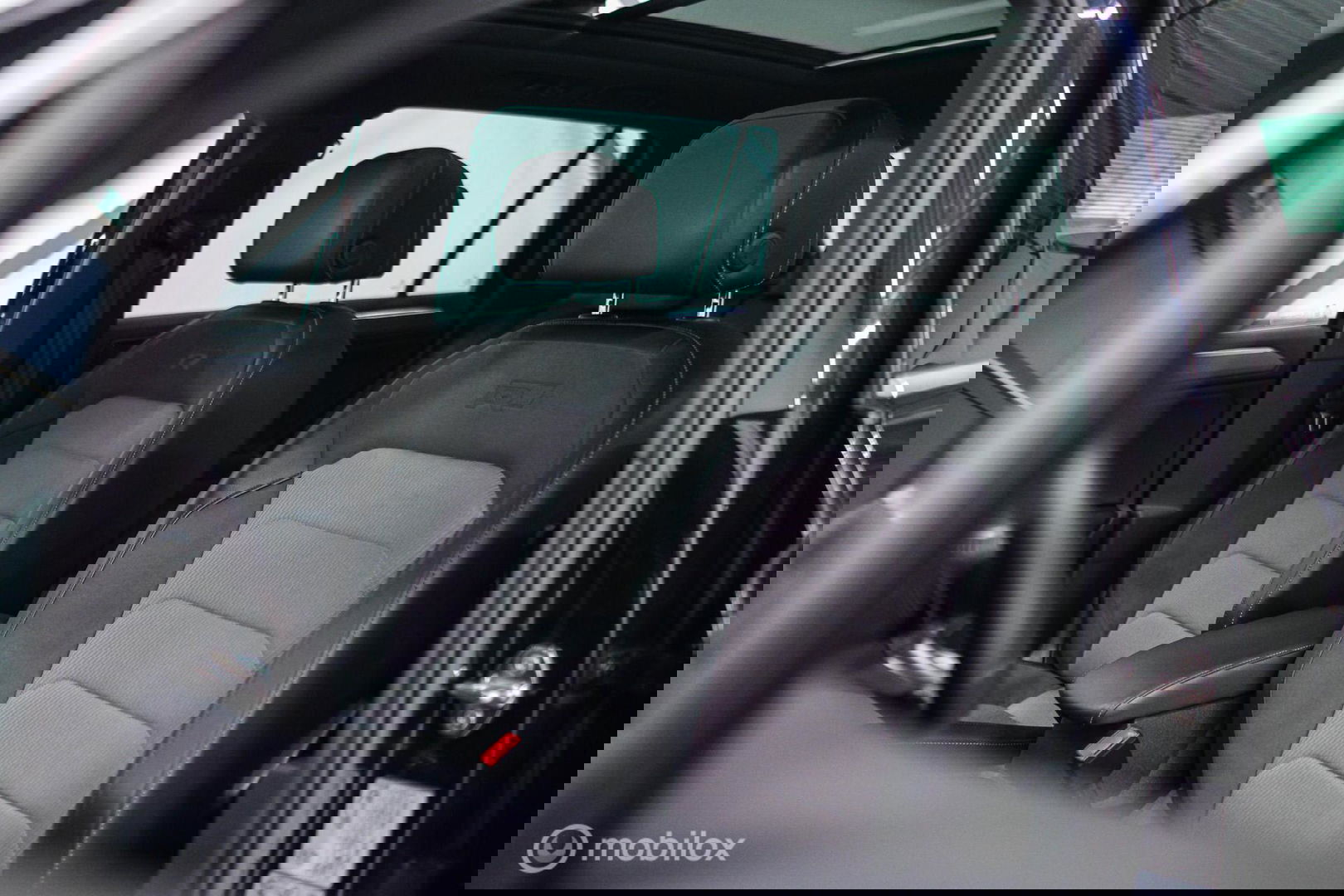 Volkswagen Tiguan 2.0 TSI 4Motion Highline Business R 230 pk | HUD | Panorama | Virtual cockpit | Trekhaak | Camera | Sportstoelen | Stoelverwarmi