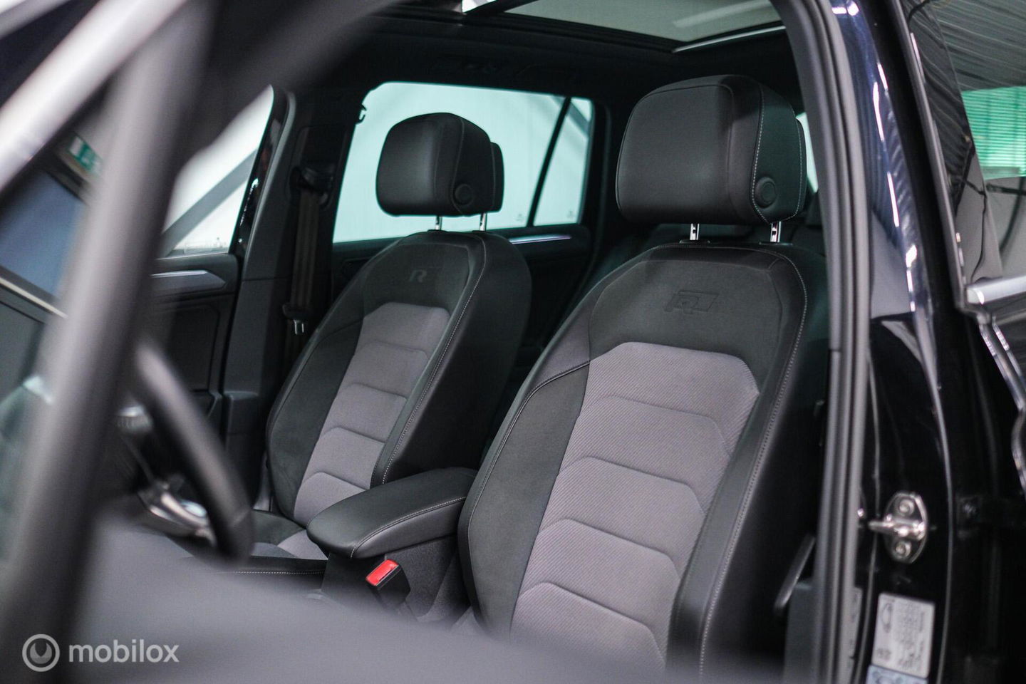 Volkswagen Tiguan 2.0 TSI 4Motion Highline Business R 230 pk | HUD | Panorama | Virtual cockpit | Trekhaak | Camera | Sportstoelen | Stoelverwarmi