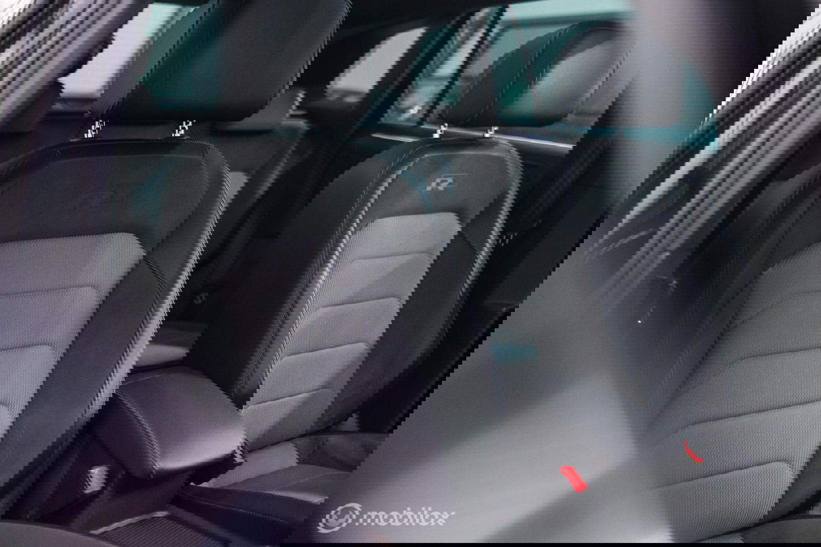 Volkswagen Tiguan 2.0 TSI 4Motion Highline Business R 230 pk | HUD | Panorama | Virtual cockpit | Trekhaak | Camera | Sportstoelen | Stoelverwarmi