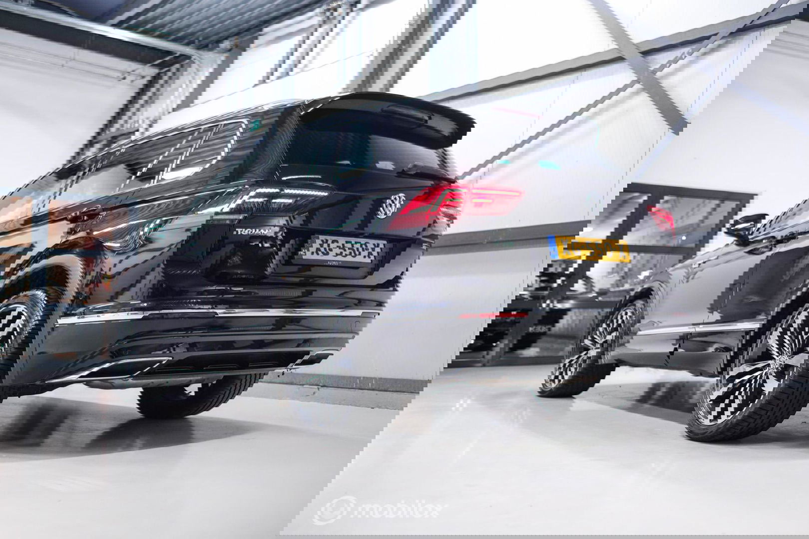 Volkswagen Tiguan 2.0 TSI 4Motion Highline Business R 230 pk | HUD | Panorama | Virtual cockpit | Trekhaak | Camera | Sportstoelen | Stoelverwarmi