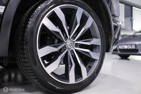 Volkswagen Tiguan 2.0 TSI 4Motion Highline Business R 230 pk | HUD | Panorama | Virtual cockpit | Trekhaak | Camera | Sportstoelen | Stoelverwarmi