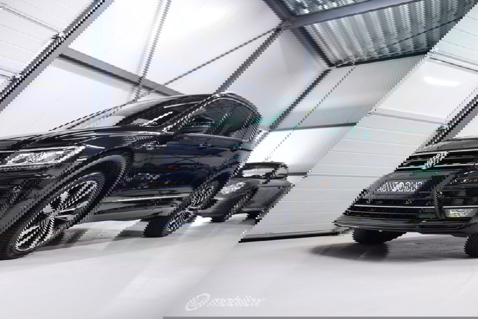 Volkswagen Tiguan 2.0 TSI 4Motion Highline Business R 230 pk | HUD | Panorama | Virtual cockpit | Trekhaak | Camera | Sportstoelen | Stoelverwarmi