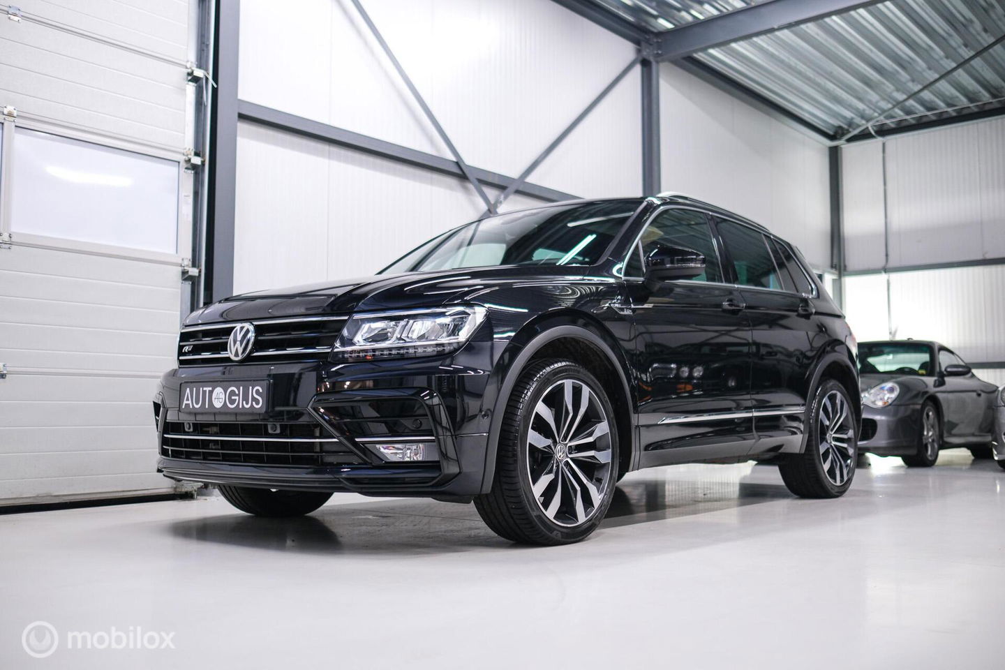 Volkswagen Tiguan 2.0 TSI 4Motion Highline Business R 230 pk | HUD | Panorama | Virtual cockpit | Trekhaak | Camera | Sportstoelen | Stoelverwarmi
