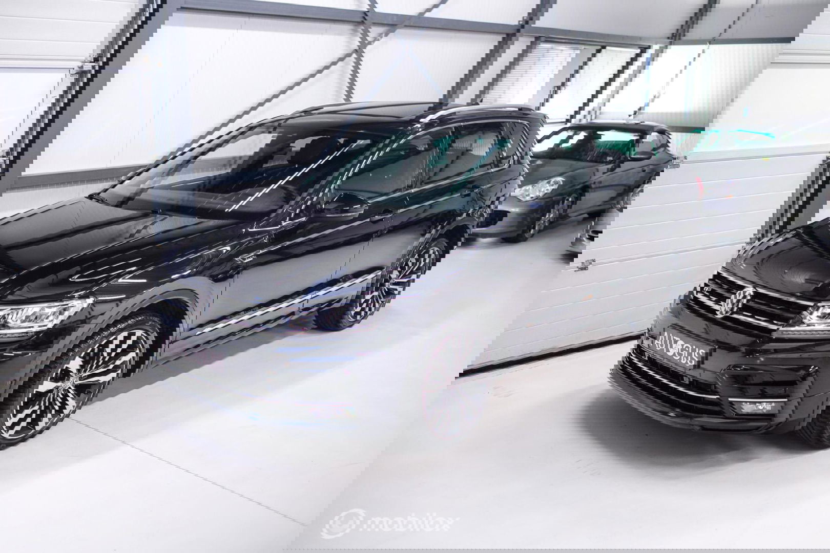 Volkswagen Tiguan 2.0 TSI 4Motion Highline Business R 230 pk | HUD | Panorama | Virtual cockpit | Trekhaak | Camera | Sportstoelen | Stoelverwarmi