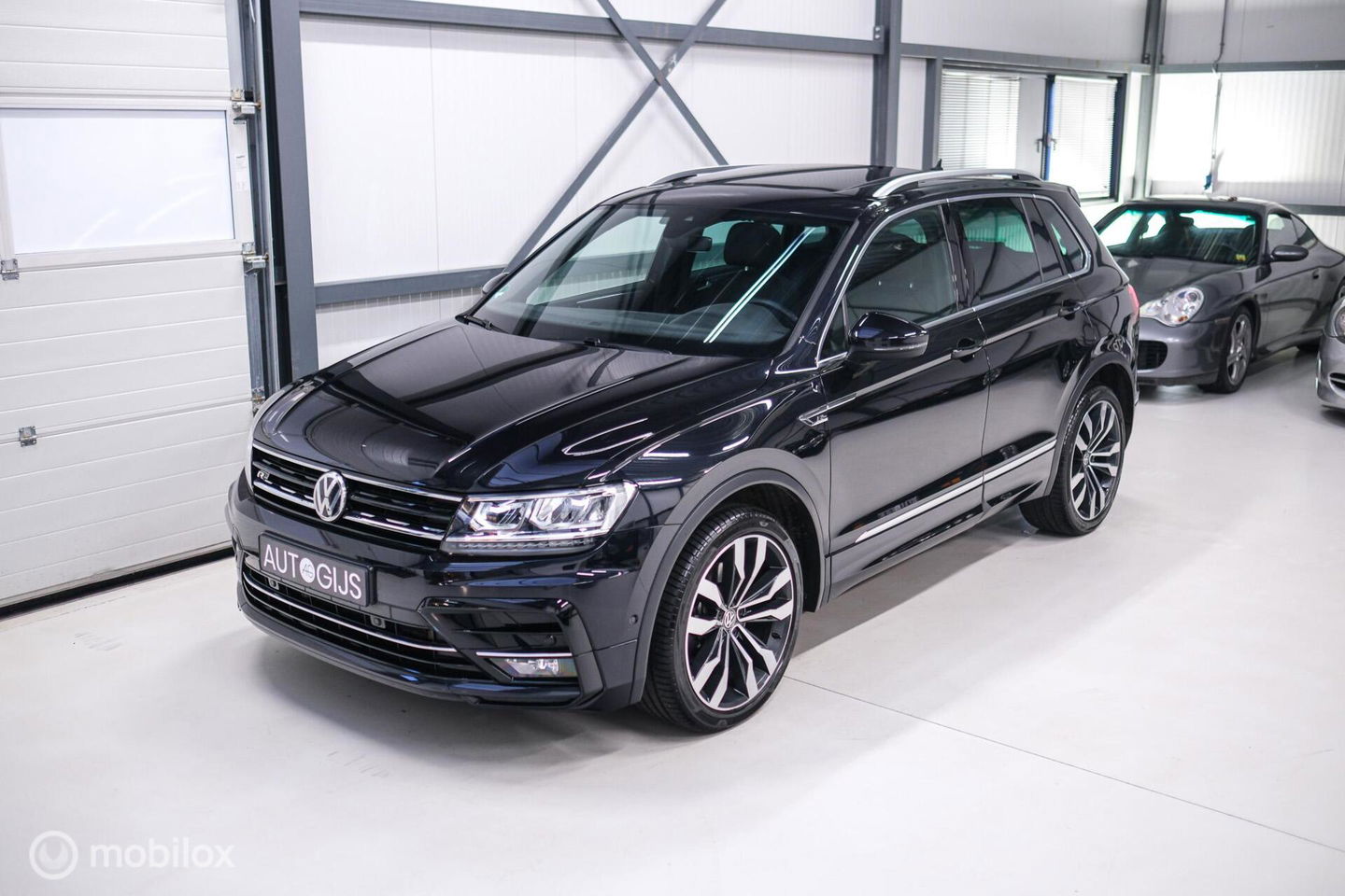 Volkswagen Tiguan 2.0 TSI 4Motion Highline Business R 230 pk | HUD | Panorama | Virtual cockpit | Trekhaak | Camera | Sportstoelen | Stoelverwarmi