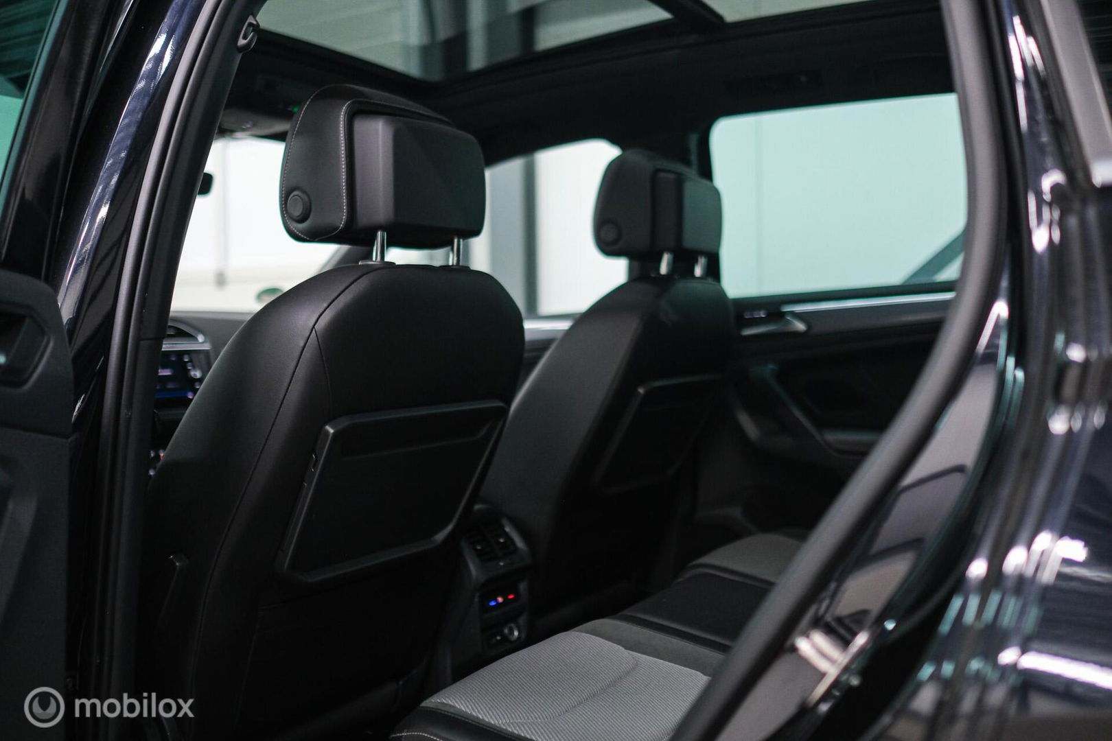 Volkswagen Tiguan 2.0 TSI 4Motion Highline Business R 230 pk | HUD | Panorama | Virtual cockpit | Trekhaak | Camera | Sportstoelen | Stoelverwarmi