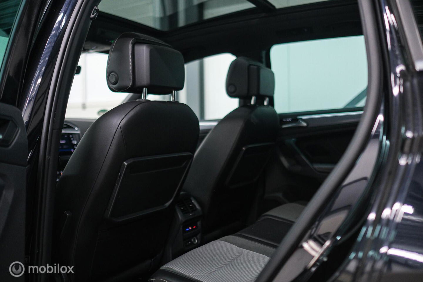 Volkswagen Tiguan 2.0 TSI 4Motion Highline Business R 230 pk | HUD | Panorama | Virtual cockpit | Trekhaak | Camera | Sportstoelen | Stoelverwarmi