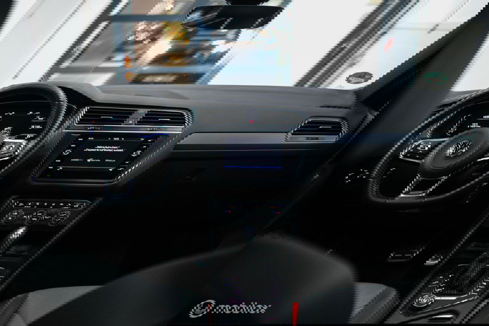 Volkswagen Tiguan 2.0 TSI 4Motion Highline Business R 230 pk | HUD | Panorama | Virtual cockpit | Trekhaak | Camera | Sportstoelen | Stoelverwarmi