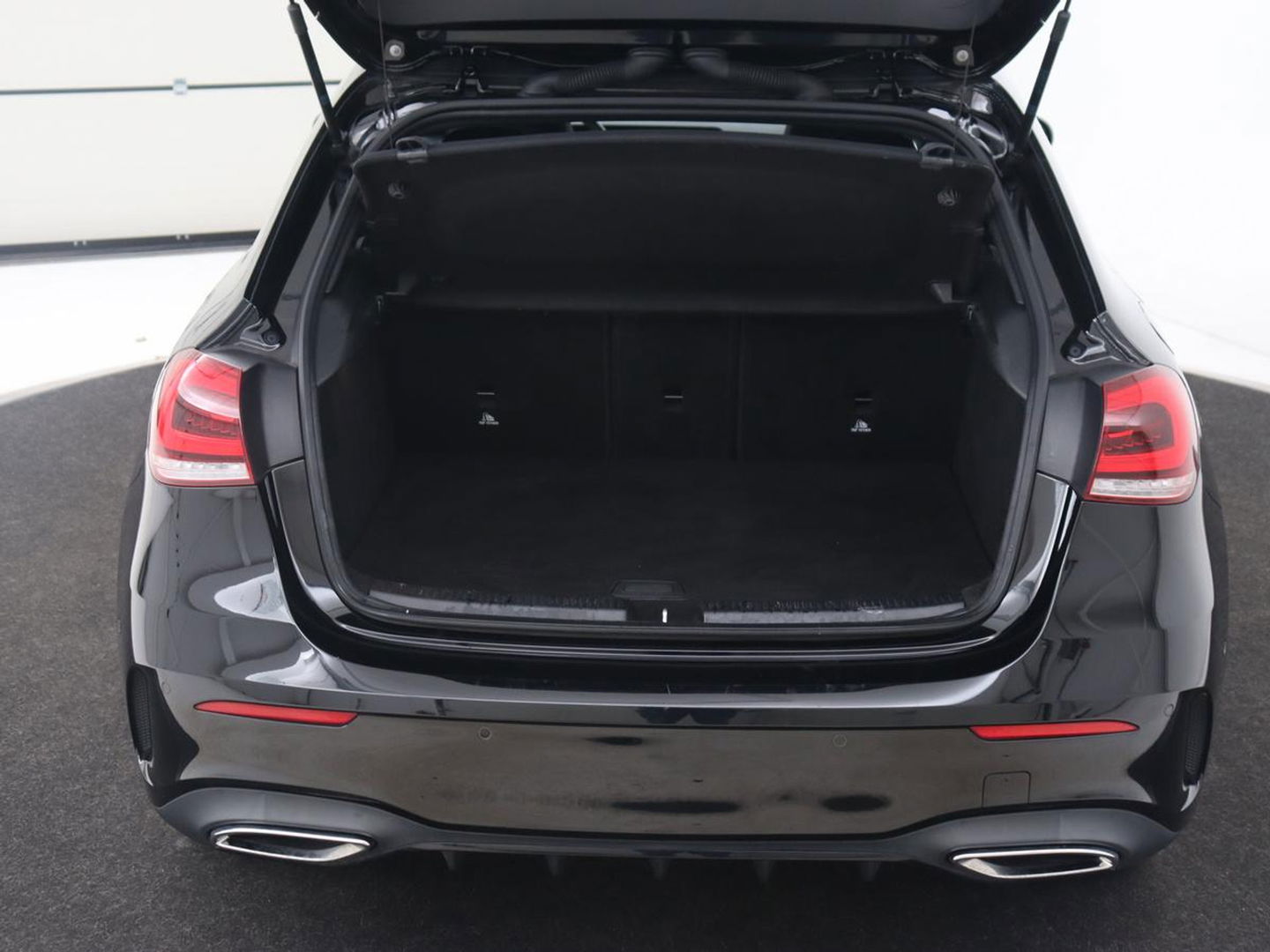 Mercedes-Benz A-Klasse 250e AMG Limited | Carplay | Stoelverwarming | Camera | Leder/Alcantara | Sfeerverlichting | Navigatie | Park Assist | Full LED | DAB | Widescreen | Climate control | PHEV | Plug In