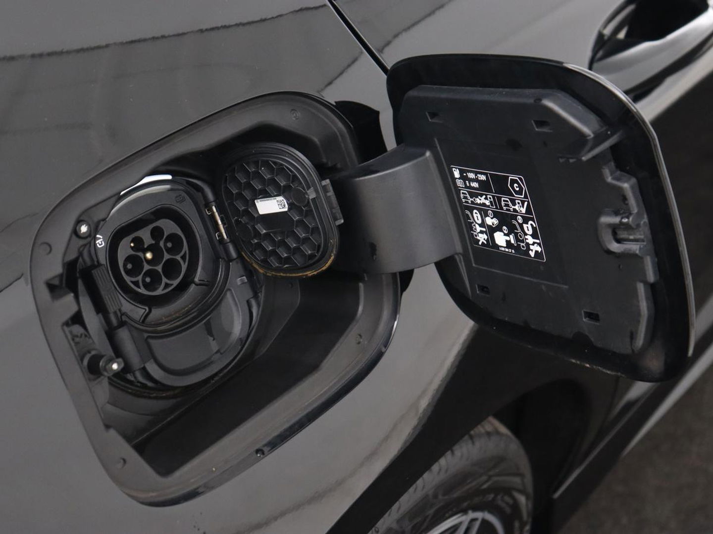 Mercedes-Benz A-Klasse 250e AMG Limited | Carplay | Stoelverwarming | Camera | Leder/Alcantara | Sfeerverlichting | Navigatie | Park Assist | Full LED | DAB | Widescreen | Climate control | PHEV | Plug In