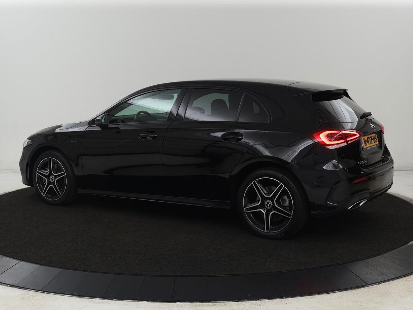 Mercedes-Benz A-Klasse 250e AMG Limited | Carplay | Stoelverwarming | Camera | Leder/Alcantara | Sfeerverlichting | Navigatie | Park Assist | Full LED | DAB | Widescreen | Climate control | PHEV | Plug In