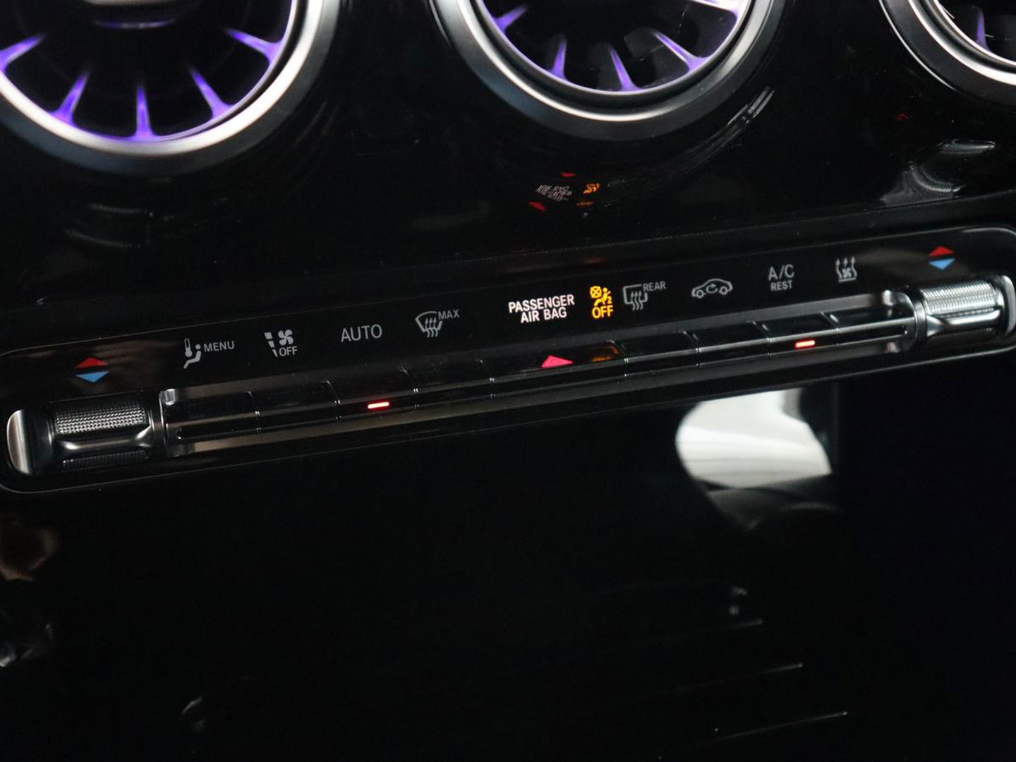 Mercedes-Benz A-Klasse 250e AMG Limited | Carplay | Stoelverwarming | Camera | Leder/Alcantara | Sfeerverlichting | Navigatie | Park Assist | Full LED | DAB | Widescreen | Climate control | PHEV | Plug In