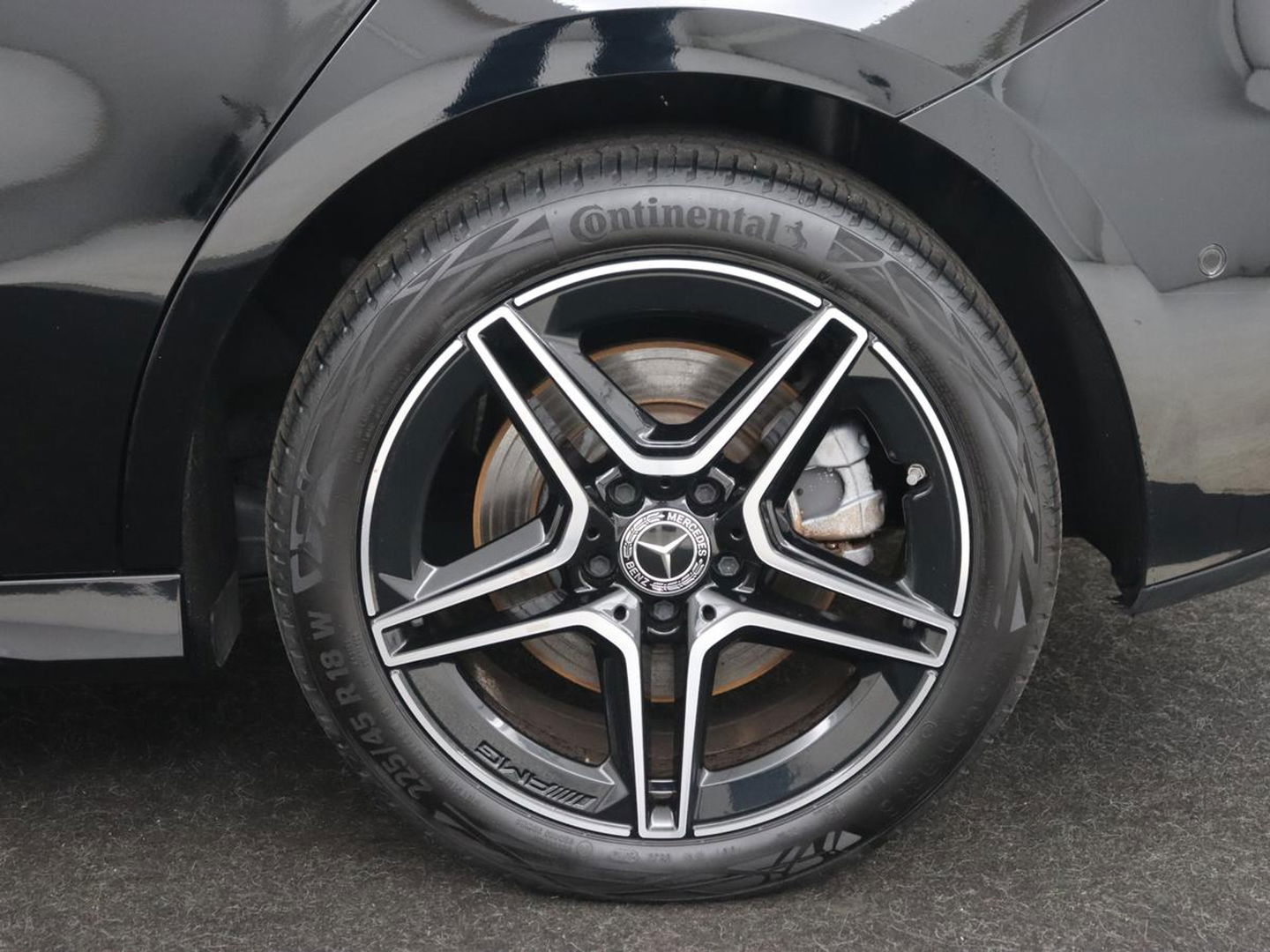 Mercedes-Benz A-Klasse 250e AMG Limited | Carplay | Stoelverwarming | Camera | Leder/Alcantara | Sfeerverlichting | Navigatie | Park Assist | Full LED | DAB | Widescreen | Climate control | PHEV | Plug In