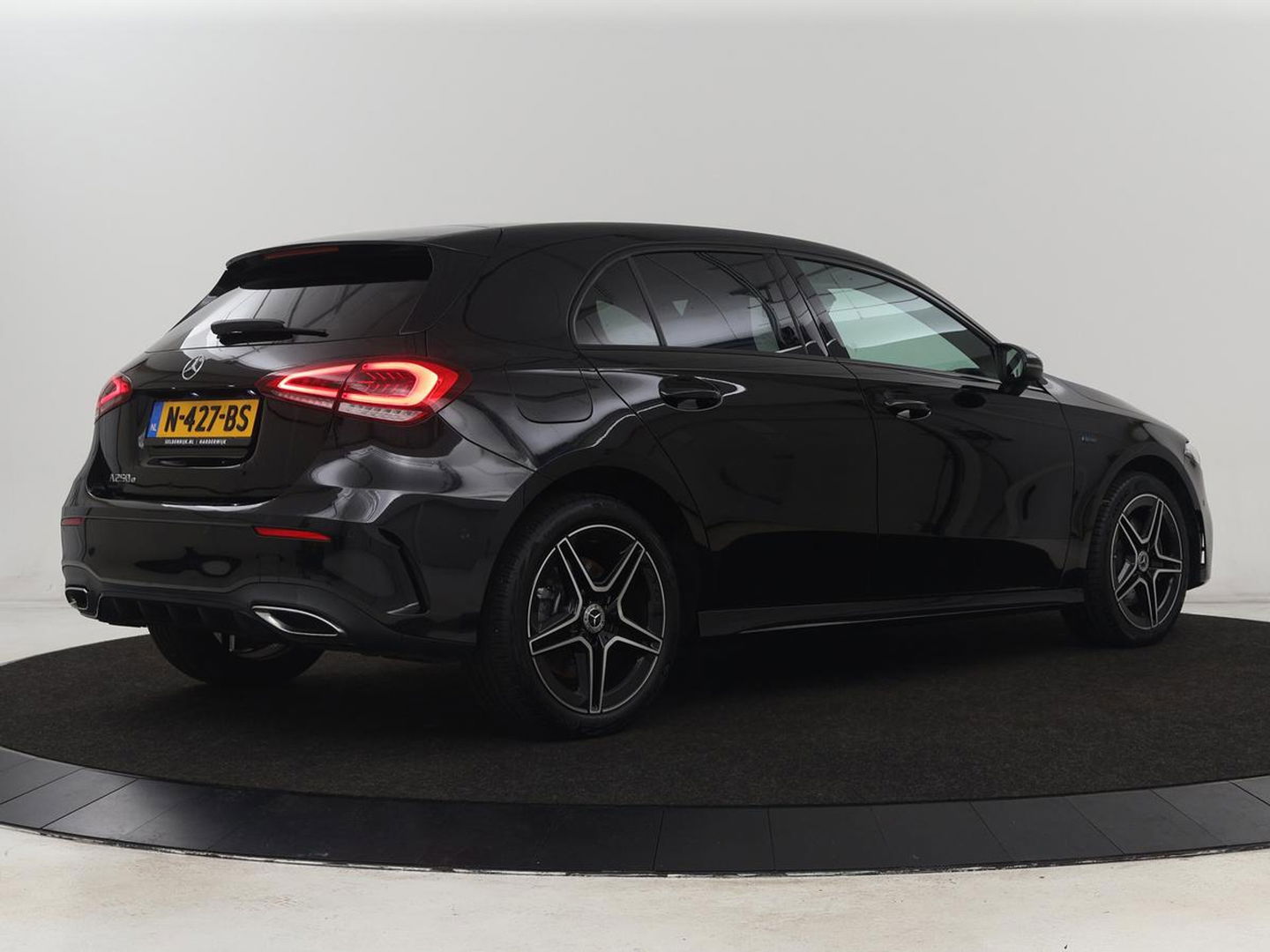 Mercedes-Benz A-Klasse 250e AMG Limited | Carplay | Stoelverwarming | Camera | Leder/Alcantara | Sfeerverlichting | Navigatie | Park Assist | Full LED | DAB | Widescreen | Climate control | PHEV | Plug In