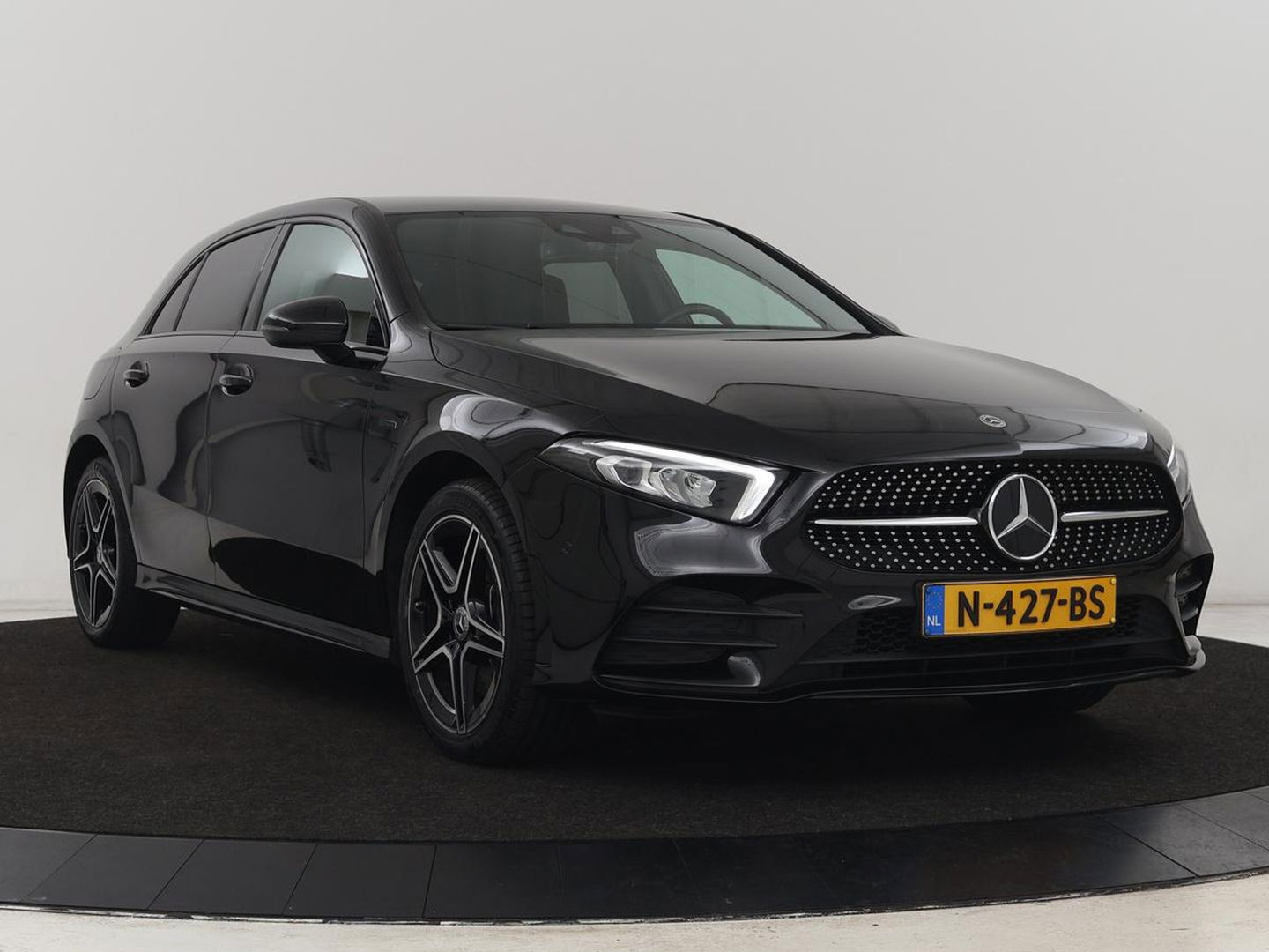 Mercedes-Benz A-Klasse 250e AMG Limited | Carplay | Stoelverwarming | Camera | Leder/Alcantara | Sfeerverlichting | Navigatie | Park Assist | Full LED | DAB | Widescreen | Climate control | PHEV | Plug In