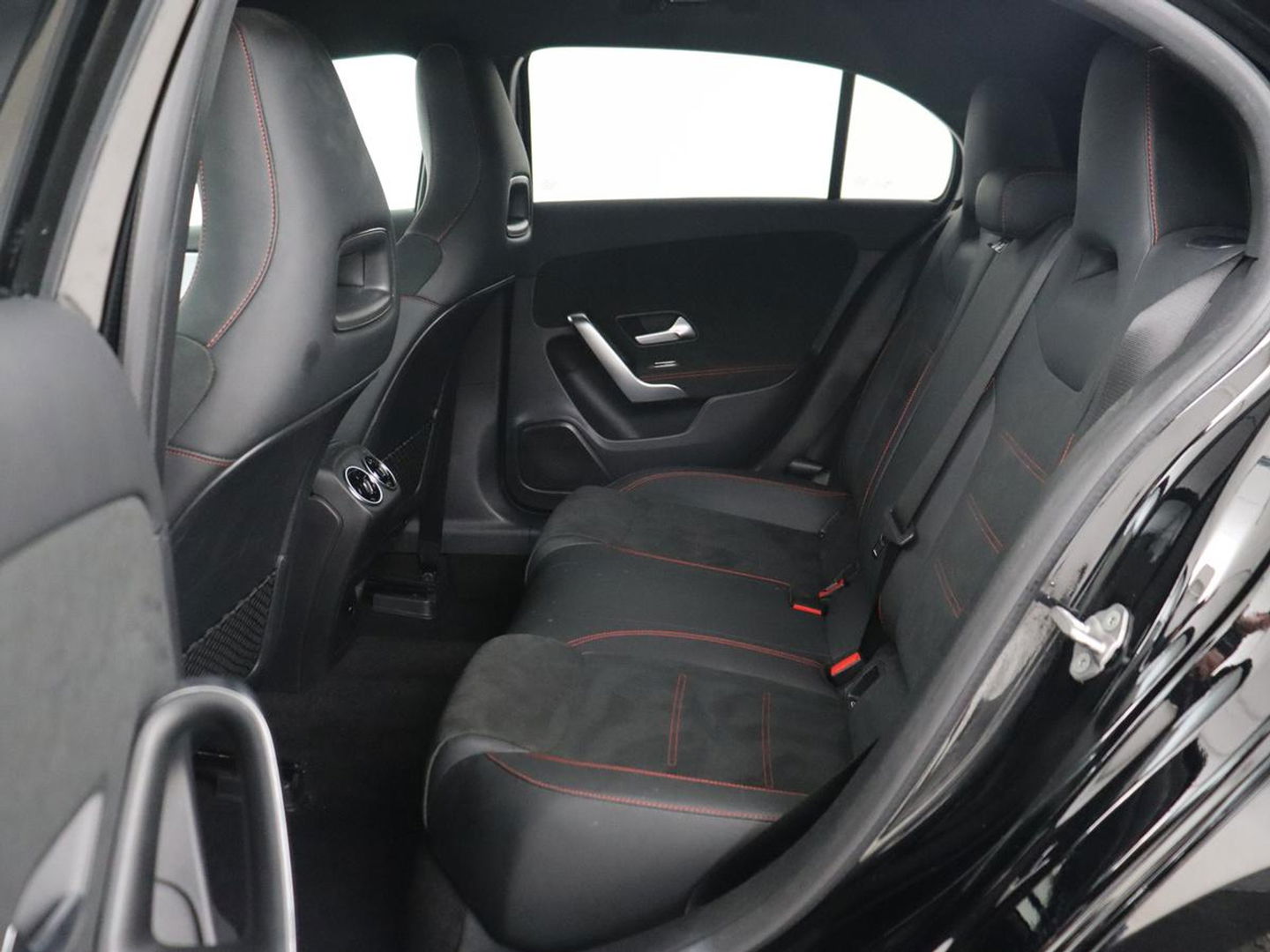 Mercedes-Benz A-Klasse 250e AMG Limited | Carplay | Stoelverwarming | Camera | Leder/Alcantara | Sfeerverlichting | Navigatie | Park Assist | Full LED | DAB | Widescreen | Climate control | PHEV | Plug In